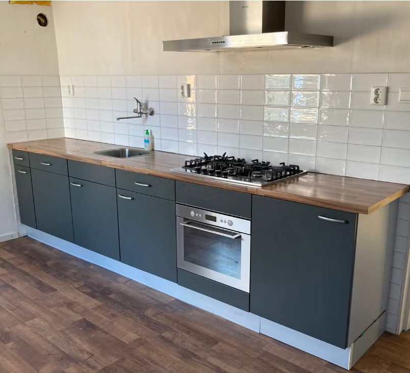 De volwaardige keuken van het gastenverblijf